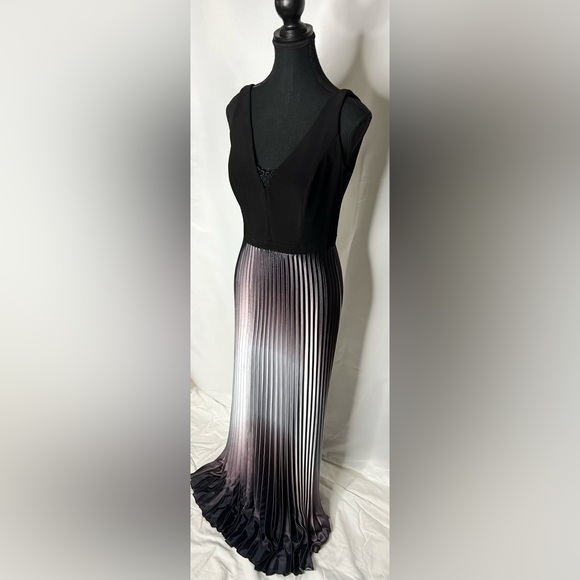 Gorgeous David’s Bridal gown size 10 - Picture 4 of 6